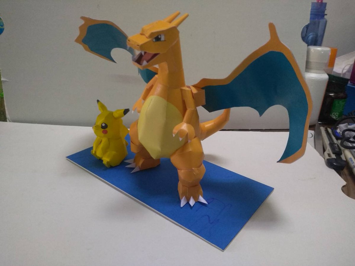 383849's tweet photo. 濃い色で塗り直ったリザードンですが、作り間違
ったので、元の色でもう一つ作り直し、完成しま
した。後倒れるから、簡単なスタンドにつけ、前
作のピカチュと並べて写真を撮った。たーぼ
(@turbolabo)さん、展開図ありがとうございまし
た。 https://t.co/g85BcvDG9c
