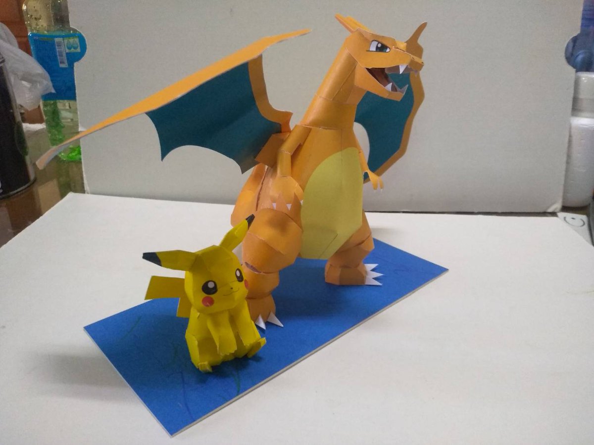 濃い色で塗り直ったリザードンですが、作り間違
ったので、元の色でもう一つ作り直し、完成しま
した。後倒れるから、簡単なスタンドにつけ、前
作のピカチュと並べて写真を撮った。たーぼ
(<a href="/turbolabo/">たーぼ</a>)さん、展開図ありがとうございまし
た。