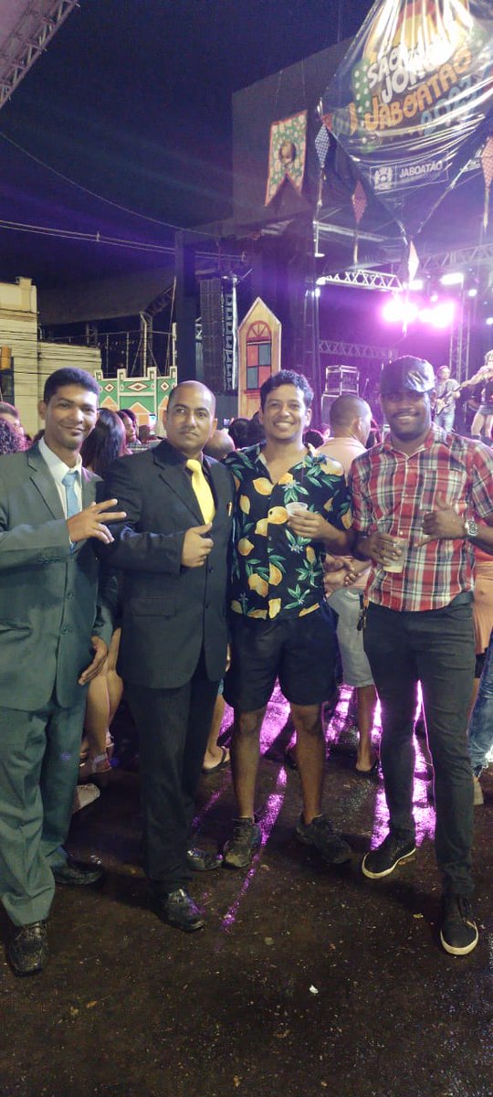 EddyeSena's tweet photo. EDDYE CAMÕES NO SÃO JOÃO EM JABOATÃO DOS GUARARAPES ENCONTRA UNS VELHOS AMIGOS NO FESTIVAL DA CIDADE
#jaboataodosguararapes #NuNew1stSingleDebut #MaskSinger #Celebrity #Politica #figurapublica #Saojoao #forro #amigos https://t.co/OIkq7n8wQU