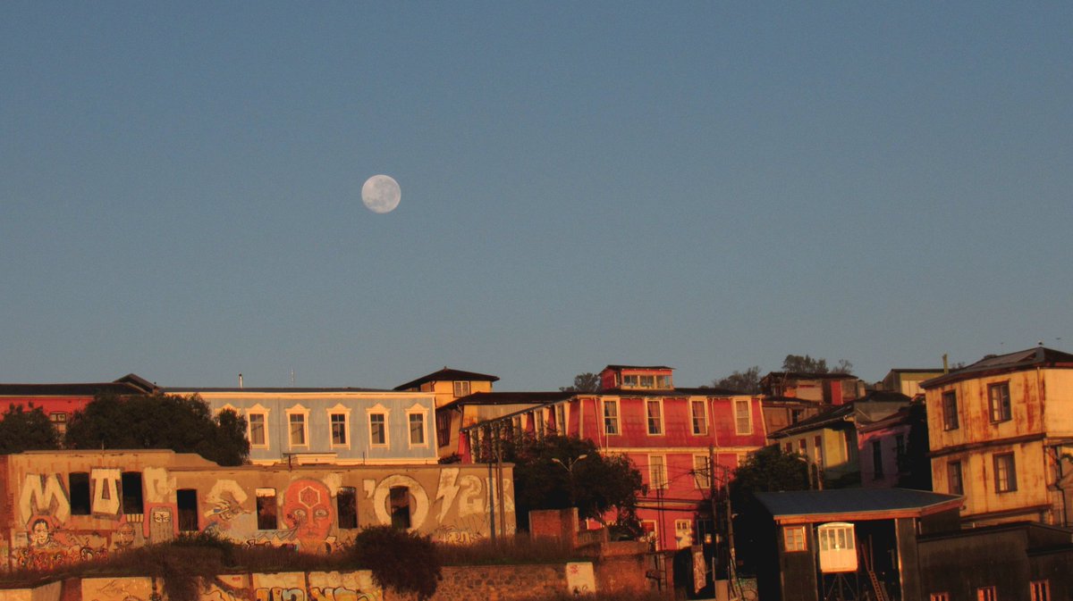 gcodinad's tweet photo. Buenas noches navegantes!!
#LunaLlena sobre #Valparaíso, fotografia tomada el #julio4 am.
@cristobalreus @flashjessica @hacerfotos @seba_sirius 
@Meteoclick https://t.co/deck0NvYWE