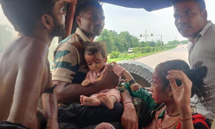 IaSouthern's tweet photo. #CallOfDuty
Medical team from #ShahbaazDivision renders urgent medical aid & assistance to severely injured couple & their 8 months old child who met with a road accident on #Gwalior- #Saugor highway. Prompt action helped save precious lives
#SudarshanChakraCorps
#IndianArmy https://t.co/fmBGSyscWN