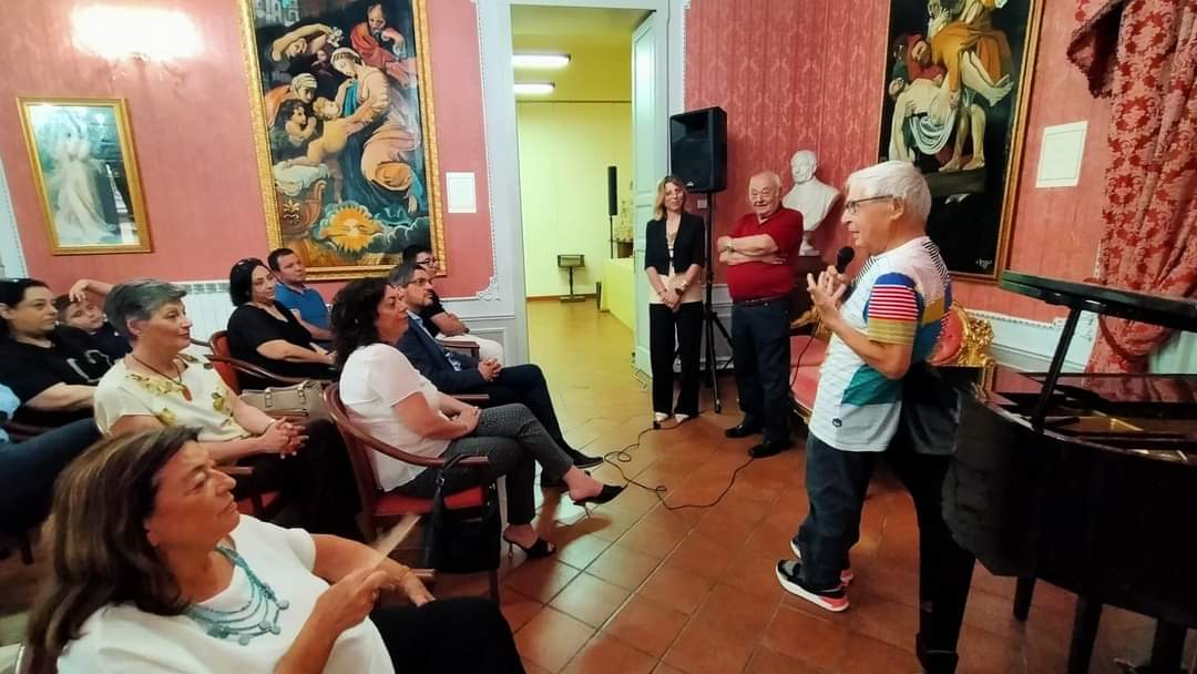 MimmoLogozzo's tweet photo. Nello storico Palazzo Amaduri di Gioiosa Ionica esposti  i dipinti donati al comune dal noto pittore e scultore gioiosano Corrado Armocida .Il sindaco Luca Ritorto e la consigliera con delega alla cultura Lidia Ritorto,hanno evidenziato il valore della  donazione.Sala affollata. https://t.co/TUlpnCYS2S