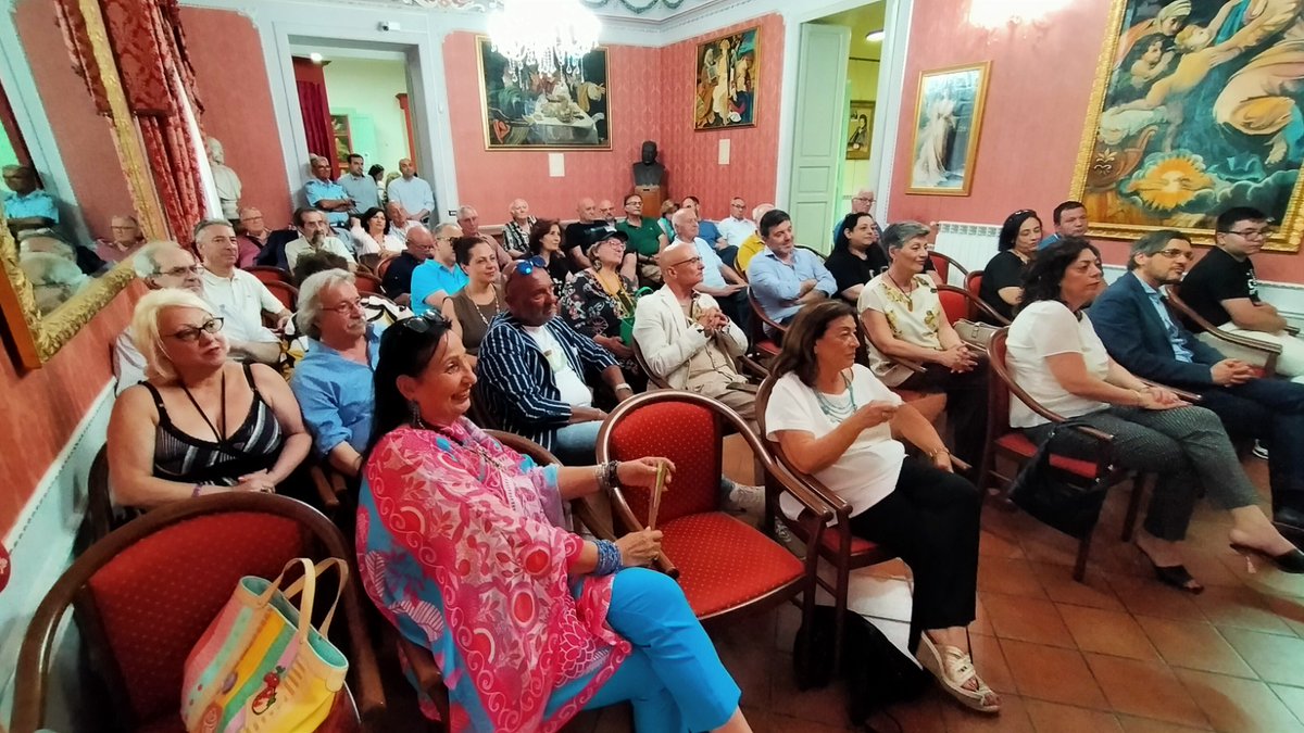 MimmoLogozzo's tweet photo. Nello storico Palazzo Amaduri di Gioiosa Ionica esposti  i dipinti donati al comune dal noto pittore e scultore gioiosano Corrado Armocida .Il sindaco Luca Ritorto e la consigliera con delega alla cultura Lidia Ritorto,hanno evidenziato il valore della  donazione.Sala affollata. https://t.co/TUlpnCYS2S