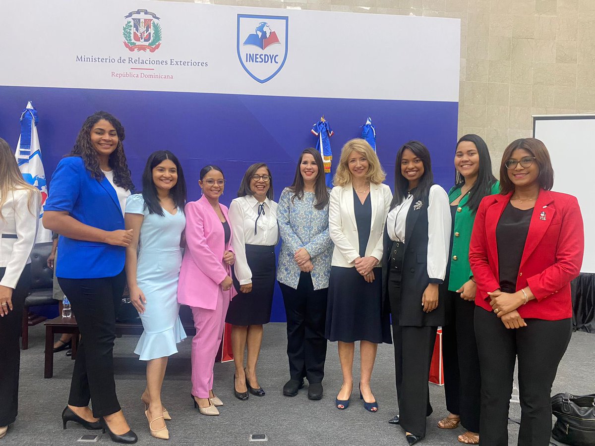 JCIPOP's tweet image. Nuestra PL Stephanie Grullón participó del Panel: "Rol de las Mujeres en la Diplomacia en el Siglo 21", evento estuvo coordinando por @INESDYC_RD , Fundación Princesas del Siglo 21 y la Fudacion Mujeres Empresarias (FEM).

¡Agradecemos la invitación!

#JCIPOP #JCIRD #Diolomacia