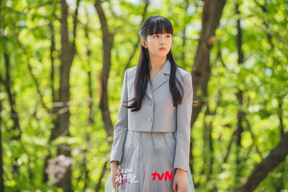 CJnDrama's tweet photo. 시니컬한 매력 폭발 김소현!
목솔희 첫 스틸 공개💝

프로美 장착! 의뢰인 맞춤 변신! (｡•̀ᴗ-)✧
'라이어 헌터' 열일 모먼트에 벌써부터 짜릿✨

진실 탐지 로맨스 <소용없어 거짓말>
7/31 [월] 저녁 8:50 첫 방송 | tvN

#소용없어거짓말 #MyLovelyLiar
#김소현 #황민현 #윤지온 #서지훈 #이시우 https://t.co/27jzRoJuI0