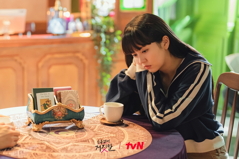 CJnDrama's tweet photo. 시니컬한 매력 폭발 김소현!
목솔희 첫 스틸 공개💝

프로美 장착! 의뢰인 맞춤 변신! (｡•̀ᴗ-)✧
'라이어 헌터' 열일 모먼트에 벌써부터 짜릿✨

진실 탐지 로맨스 <소용없어 거짓말>
7/31 [월] 저녁 8:50 첫 방송 | tvN

#소용없어거짓말 #MyLovelyLiar
#김소현 #황민현 #윤지온 #서지훈 #이시우 https://t.co/27jzRoJuI0