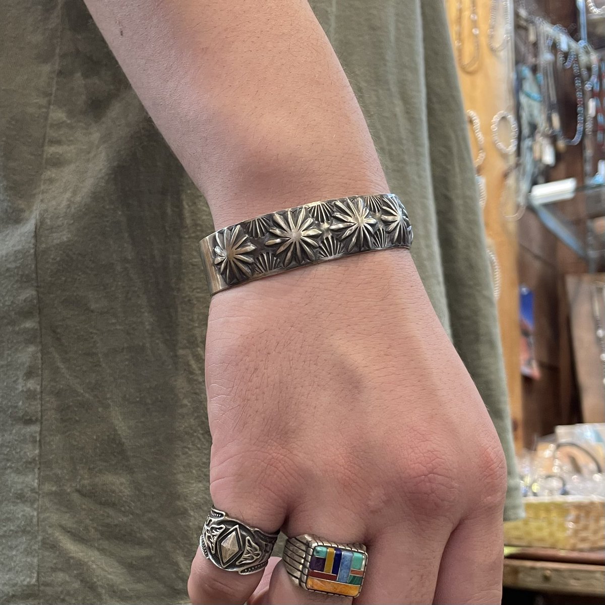 horizon_t's tweet photo. "NEW"
ー✴︎INDIAN✴︎JEWELRY✴︎ー
-«✹✴︎NORA✴︎✹»-
⇽« Navajo »⇾
-stampwork-
¥34,879-(tax in)
#native #indian #indianjewelry #navajo #stampwork #nora #silver #silver925 #bangle #accessory #horizon #horizontachikawa #tachikawa https://t.co/Qeka1KCuBD