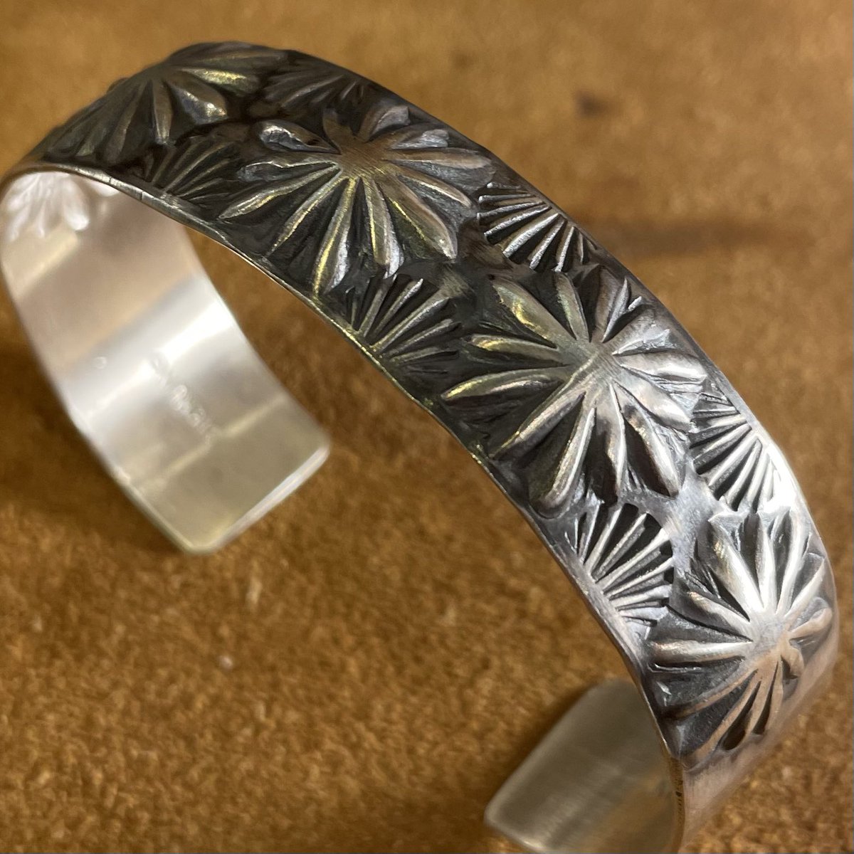horizon_t's tweet photo. "NEW"
ー✴︎INDIAN✴︎JEWELRY✴︎ー
-«✹✴︎NORA✴︎✹»-
⇽« Navajo »⇾
-stampwork-
¥34,879-(tax in)
#native #indian #indianjewelry #navajo #stampwork #nora #silver #silver925 #bangle #accessory #horizon #horizontachikawa #tachikawa https://t.co/Qeka1KCuBD