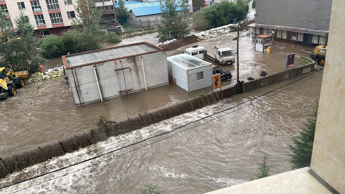 Буянгийн зам дагуу ийм байдалтай болжээ. Голуудын эхээр бороо орсоор, усанд автсан байдалтай. Голын даланд өөрчлөлт оруулсан, урсцыг нь нарийсгаж, боох байдлаар татам газрыг нь эзэлсэн түрэмгий “бүтээн байгуулалт”-уудыг даруй задалж, голын урсцыг сайжруулах шаардлагатай байна даа