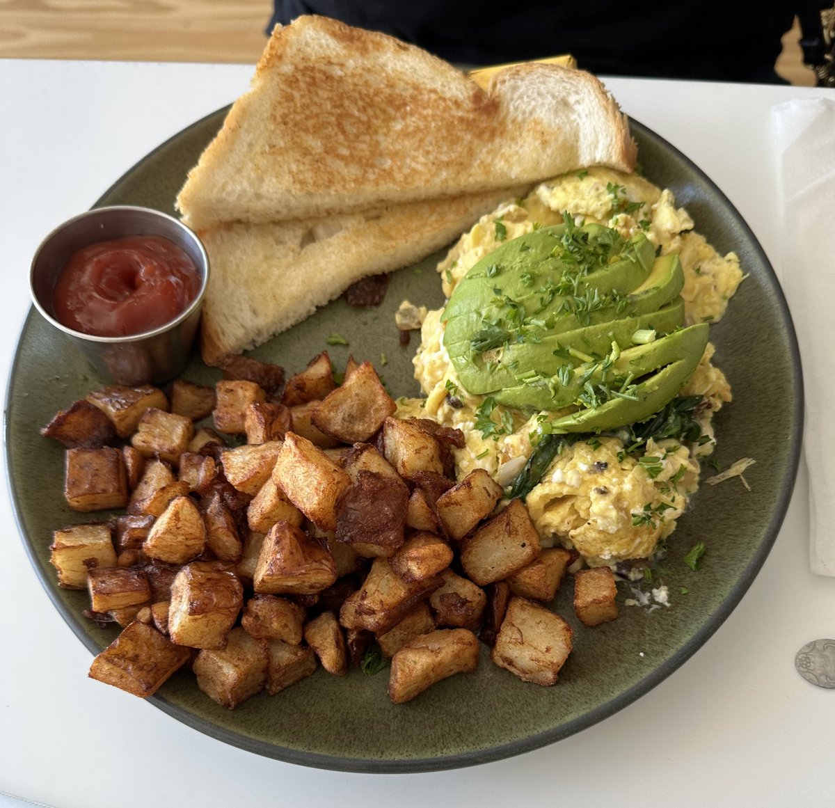 HeadShotChick's tweet photo. Had an awesome brunch with my mom today for her birthday! 🫶🏼🎉 
Back to the normal stream schedule tomorrow😁 https://t.co/p4sag8CkiY