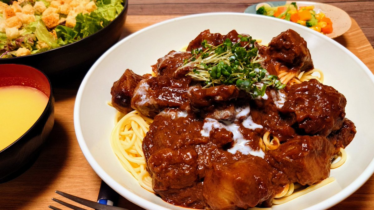 昨日のビーフシチューでパスタを作りました！！！肉でか！！！！って感じで最高でした✨✨✨✨#おうちごはん　#料理好きな人と繋がりたい https://t.co/BeLgAvTyEx
