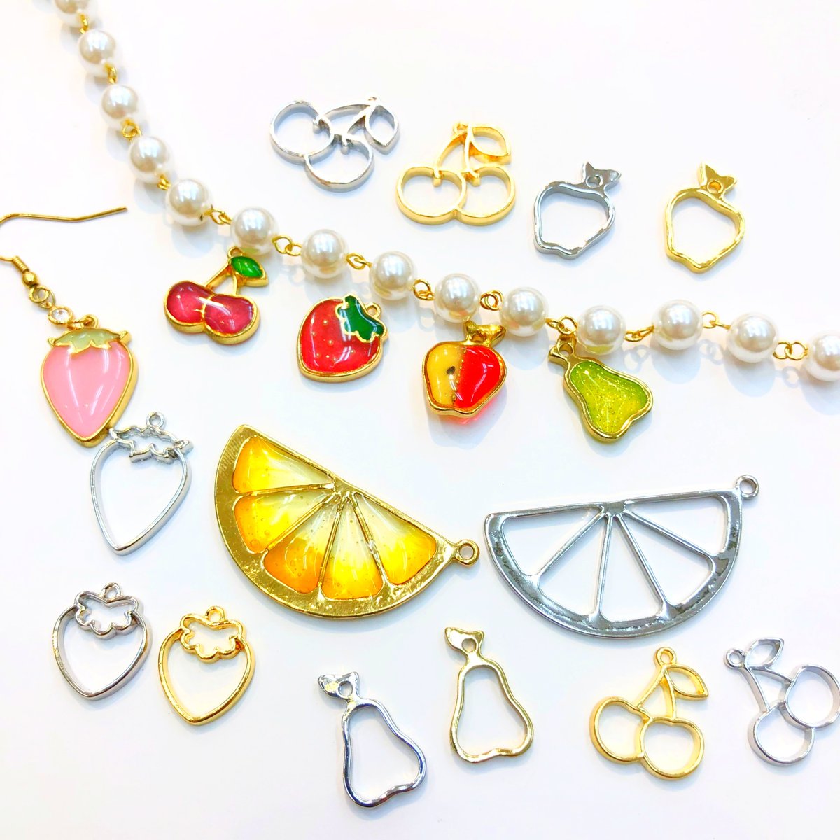 StrawberryNice_'s tweet photo. こんにちは☺️ストロベリーナイスです🍓

本日はフルーツのレジンフレームのご紹介です。
イチゴ、オレンジ、洋梨、りんご、チェリー
🍓🍒🍎🍏🍊
封入資材やカラーで色々デザインが楽しめます💟

皆様のご来店お待ちしております🙌

#レジンアクセサリー 
#イチゴ 
#フルーツ
#浅草橋
#ハンドメイド https://t.co/HIsMN1jljx