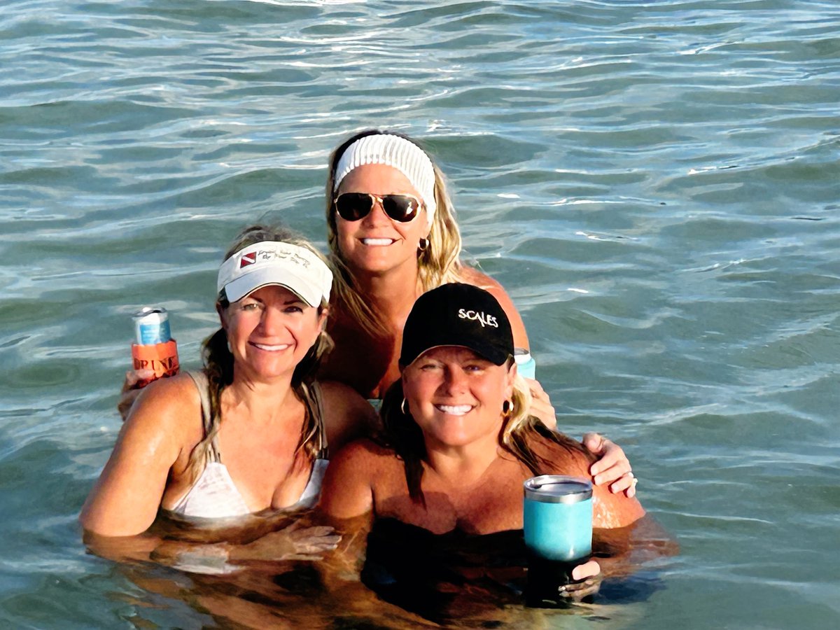 kashort5's tweet image. Another perfect day. ☺️❤️🌊🚤👙🤿🐠🦀🐚🦞 #keyslife #friendslikefamily #sunset #boatlife