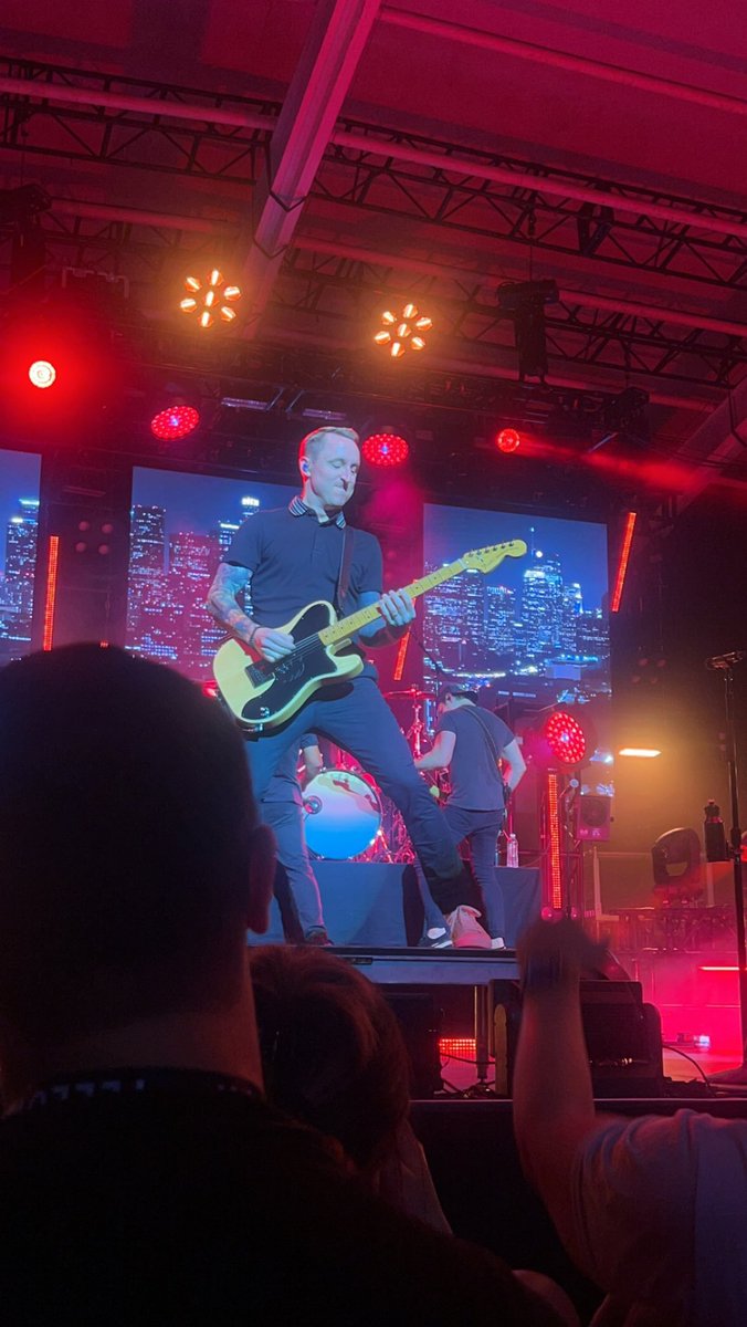 Checking @Yellowcard off the bucket list. Incredible show 🖤 #oceanavenue