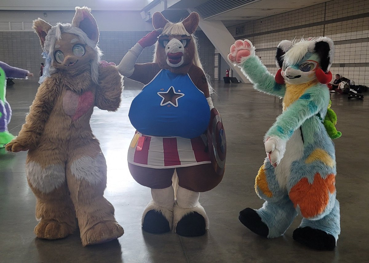 Serenity_Nebula's tweet photo. Finally despite the many memories made this weekend, I just wanted to say thank you to @yeet_frog (they don't really use twit) for being an amazing BFF and my roomate the entire con~
 💙🧡 🐱
I'm so happy we finally got to meet and hang out in person, and ily very much!
>w< https://t.co/nzfxv4hgEU