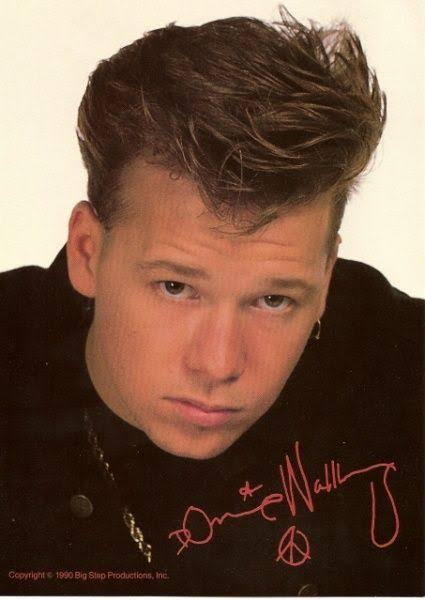 Geeoorr's tweet photo. @dpalacios74 @gloriacalzada Donnie Wahlberg  😍 no envejeció bien, pero yo tampoco 😂😂 https://t.co/xbFvYzTbLz