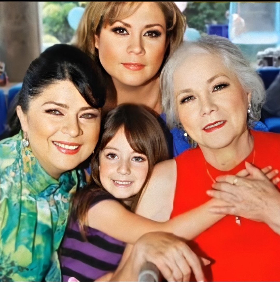 daniielaperez31's tweet photo. Bonitas ❤️🩹 @victoriaruffo31, #Gaby, #Vickyta y #Lupita (la mera, mera)✨️👼 https://t.co/6ENlKJpChF