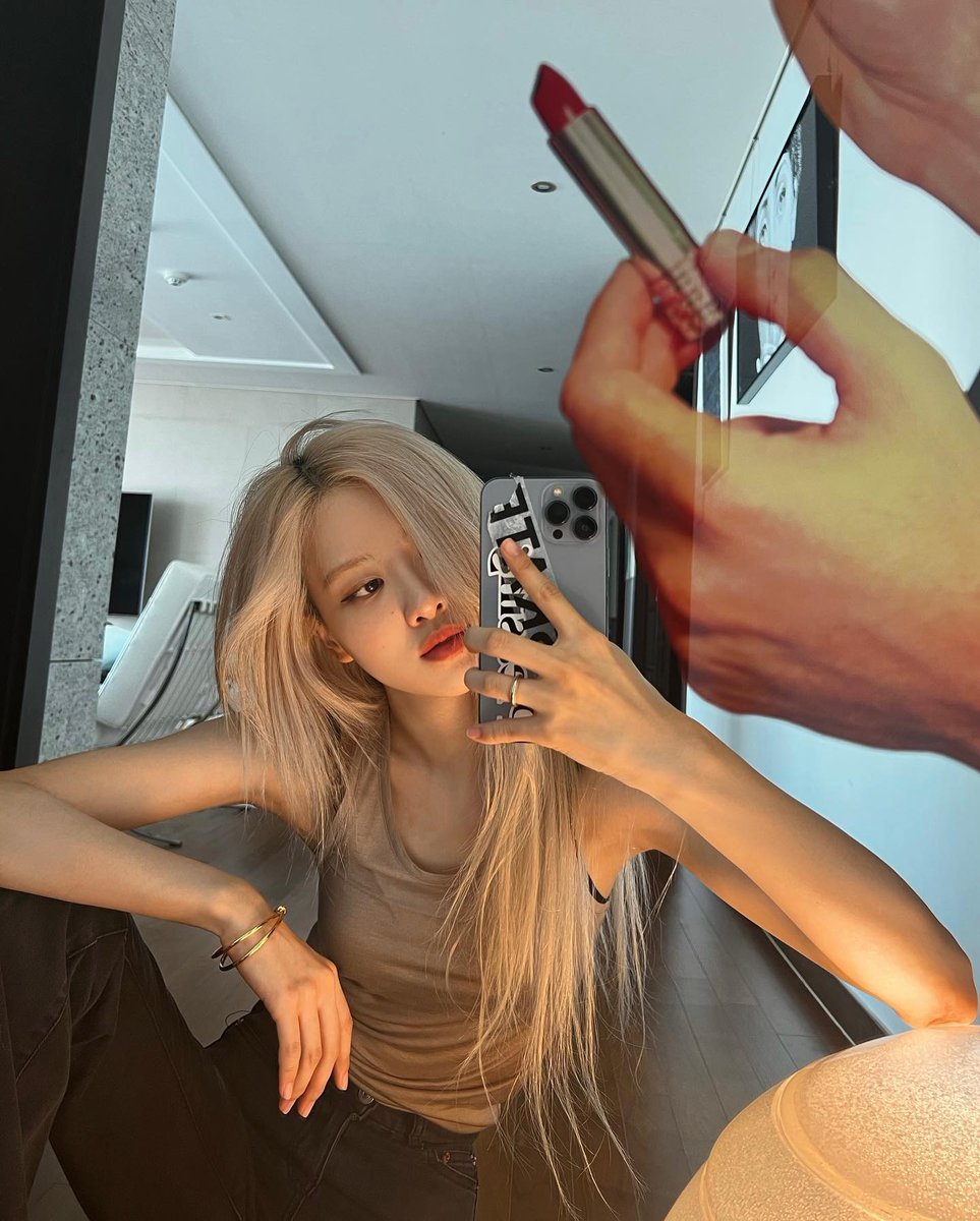 kpop moments that could kill a sapphic (@kpopsapphic) on Twitter photo 