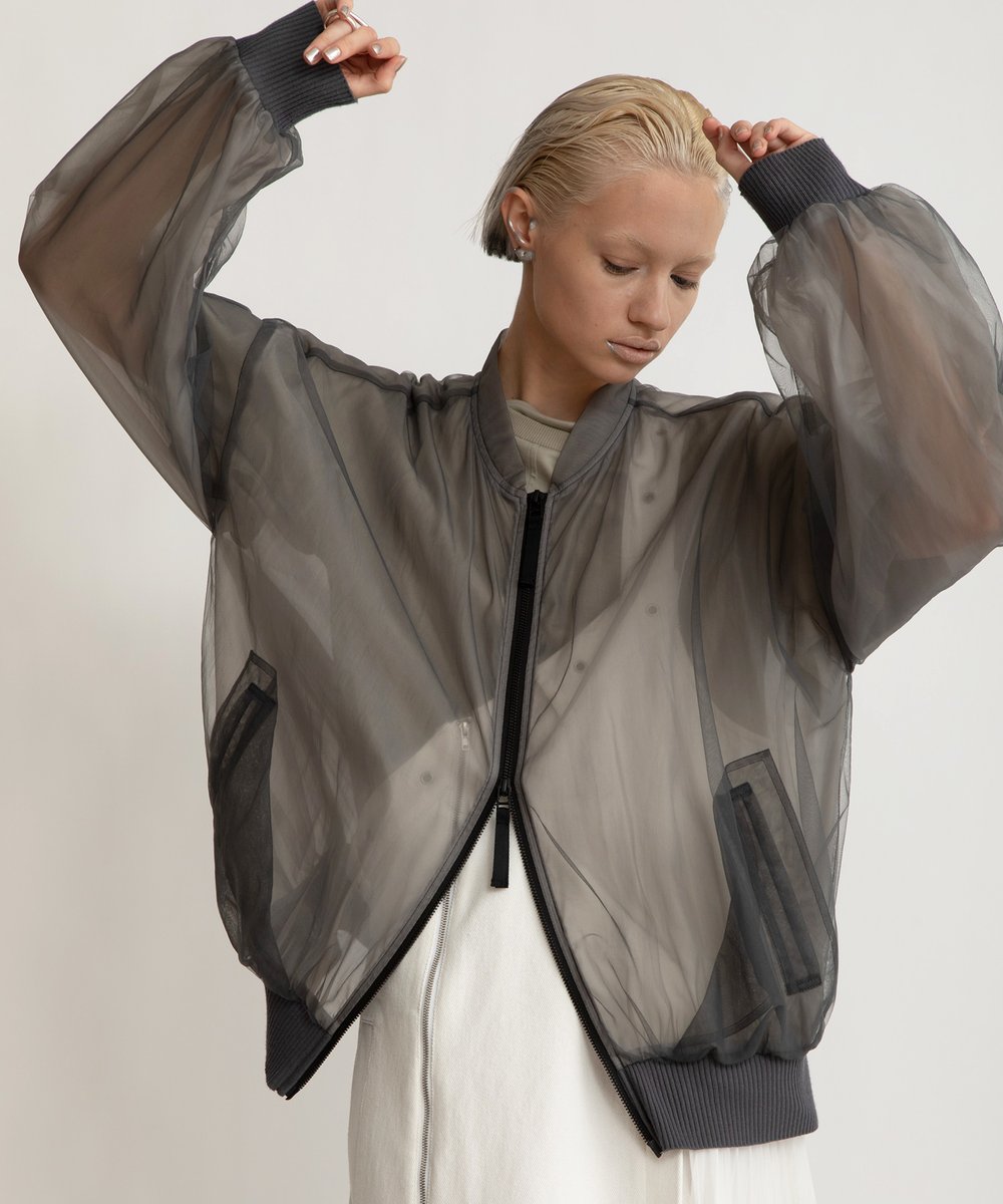 AULAofficial's tweet photo. シアーブルゾンが再入荷！通常販売開始！

裏地のない生地で風通し良く、オフィスや外出先での冷房対策や日��け対策にもおすすめです。
秋まで長く着られる落ち着いたカラーもポイント。

https://t.co/a7PLmNTKny

#AULAAILA #アウラアイラ #シアーブルゾン #冷房対策 #日焼け対策 #羽織り #夏服 https://t.co/xHp0n7G4Ct