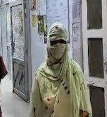 दलित लड़की को नोचा खसोटा, जबरन रेप किया. उसके मुंह में पेशाब कर दिया. पानी मांगने पर मुंह को जबरन खोलकर पेशाब पिलाया और वीडियो बना लिया. अनीस राइन, मोहम्मद शमी और कार चाक अमित पर केस दर्ज. घटना यूपी के फतेहपुर की. जातिवाद का नंगा नाच करने यहां मौन रहेंगे?