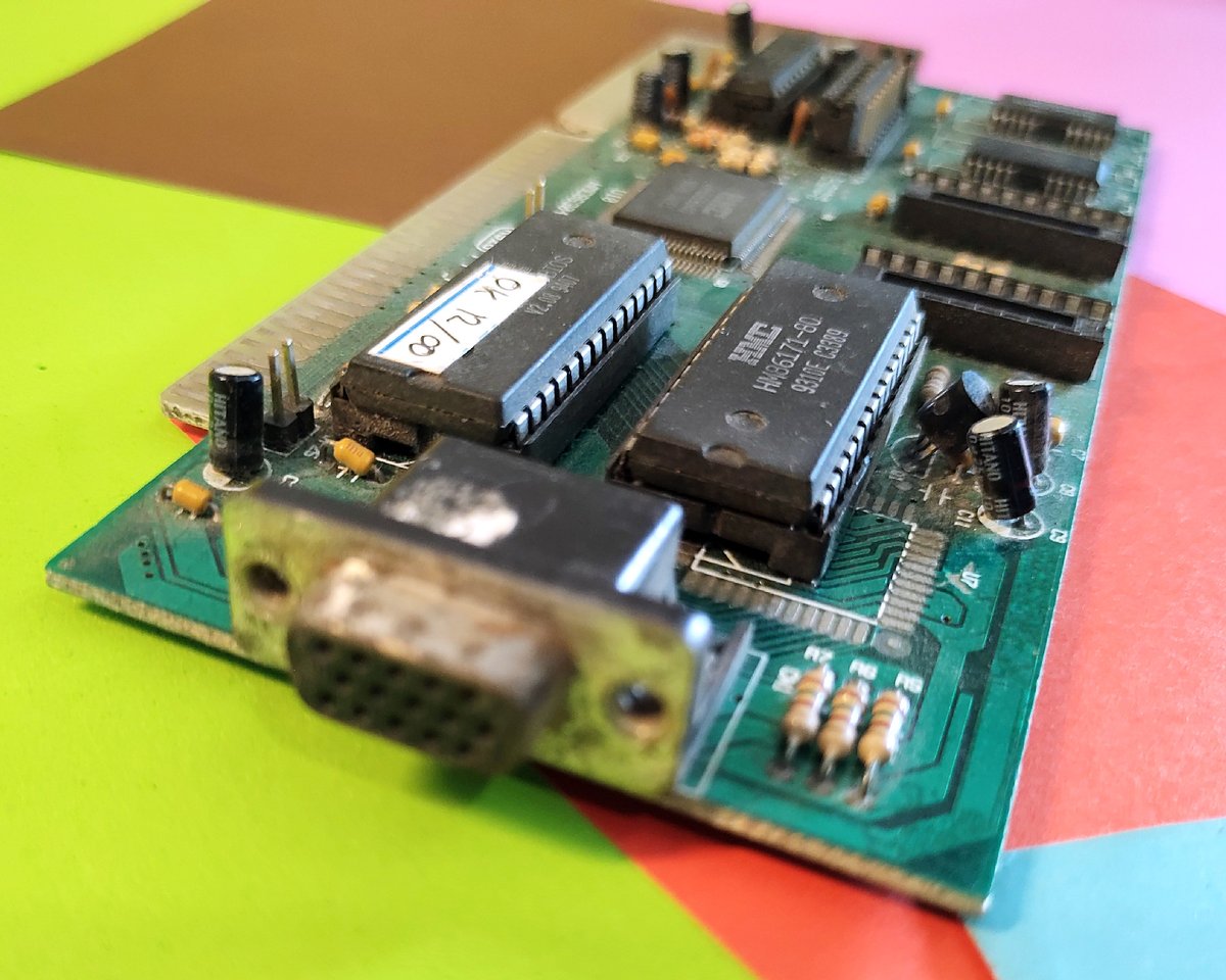 UyRetrocompUy's tweet photo. Mi primer tarjeta de video, HMC 86304Q
La más barata que había. Hasta los chips de memoria (2x256K) son de diferente marca.
Hoy sigue funcionando.
#VGA #ISAcard #ISAvideocard #videocard 
#retropc  #pchardware #90stechnology #retrocomputing #retrocomputacion #uyretro https://t.co/4rO1NjPy0V