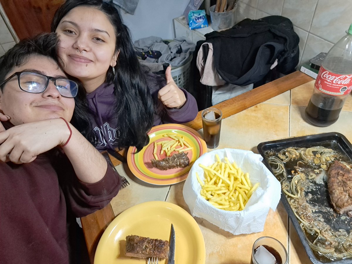 Con mi hermosa polola viendo #GranHermanoCHV con <a href="/ClaudioMichaux/">Claudio Michaux</a>