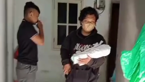 TMIHARINI's tweet photo. Pria di Ciledug menyimpan jenazah anak di freezer karena tak punya biaya untuk pemakaman

Sang istri masih dirawat di ICU setelah melahirkan bayi yang sudah meninggal dalam kandungan

Usai membawa pulang jenazah anak, ia membacakan yasin dan memasukkan jasadnya ke dalam freezer https://t.co/3MKIJVFbMf