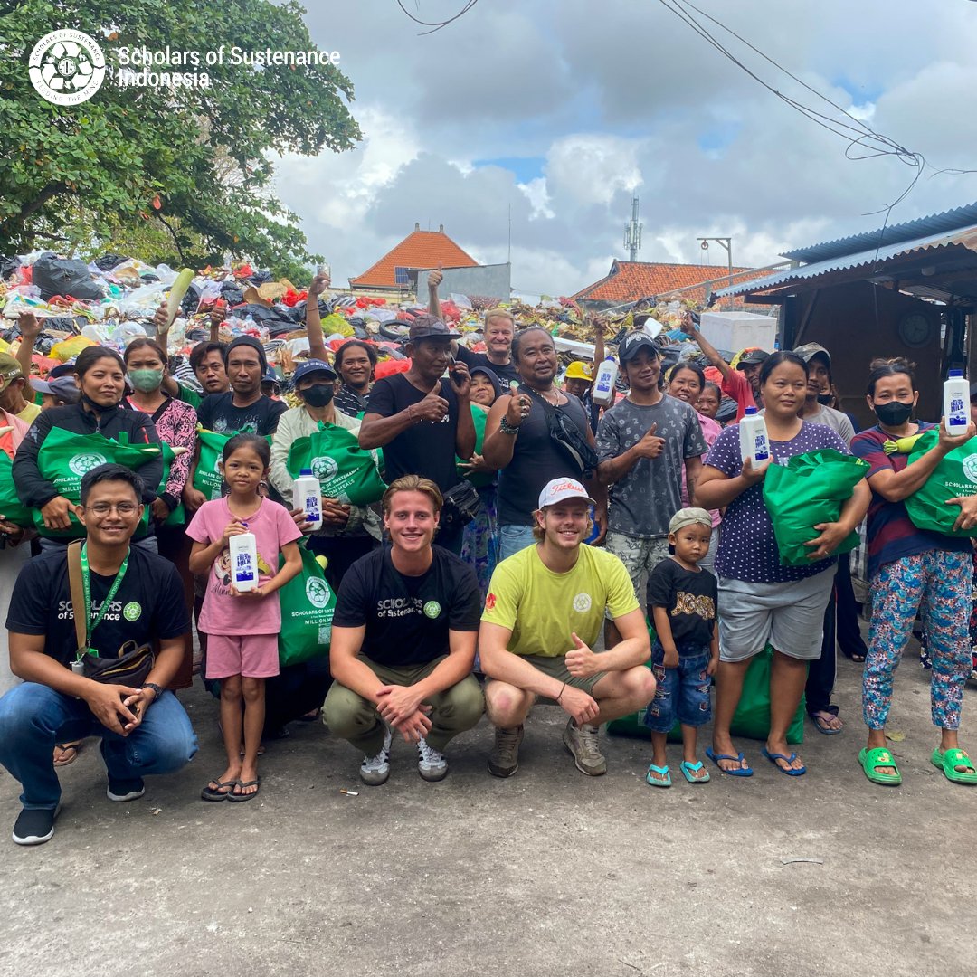 SOS_Bali's tweet photo. This morning, we handed out 50 food packages at a landfill in Renon, Bali. The food packages consisted of rice, pasta, oil, and fresh milk. The incredible people we met were so kind and grateful. Onward to the next act of kindness!🌏♻️ #SOSBali #community #makingadifference https://t.co/0WoqXAgY1W