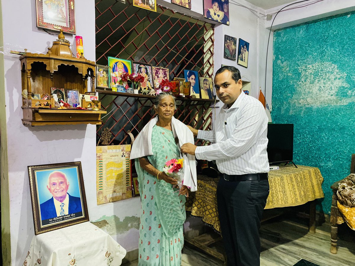RuralNavsari's tweet photo. આજ રોજ નવસારી જિલ્લાના કલેકટરશ્રી દ્વારા નવસારી તાલુકાના સરપોર ગામના સ્વાતંત્ર્ય સેનાની સ્વ. ગોવિંદભાઇ પટેલના પત્નીને 
 શાલ ઓઢાડી,આઝાદીના પ્રતિક સમા ચરખો અને મોમેન્ટો થી સન્માનિત કર્યા. https://t.co/j9vmxsIdK5
