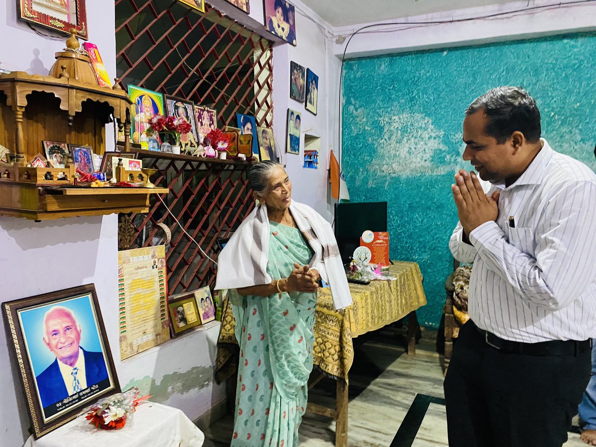 RuralNavsari's tweet photo. આજ રોજ નવસારી જિલ્લાના કલેકટરશ્રી દ્વારા નવસારી તાલુકાના સરપોર ગામના સ્વાતંત્ર્ય સેનાની સ્વ. ગોવિંદભાઇ પટેલના પત્નીને 
 શાલ ઓઢાડી,આઝાદીના પ્રતિક સમા ચરખો અને મોમેન્ટો થી સન્માનિત કર્યા. https://t.co/j9vmxsIdK5