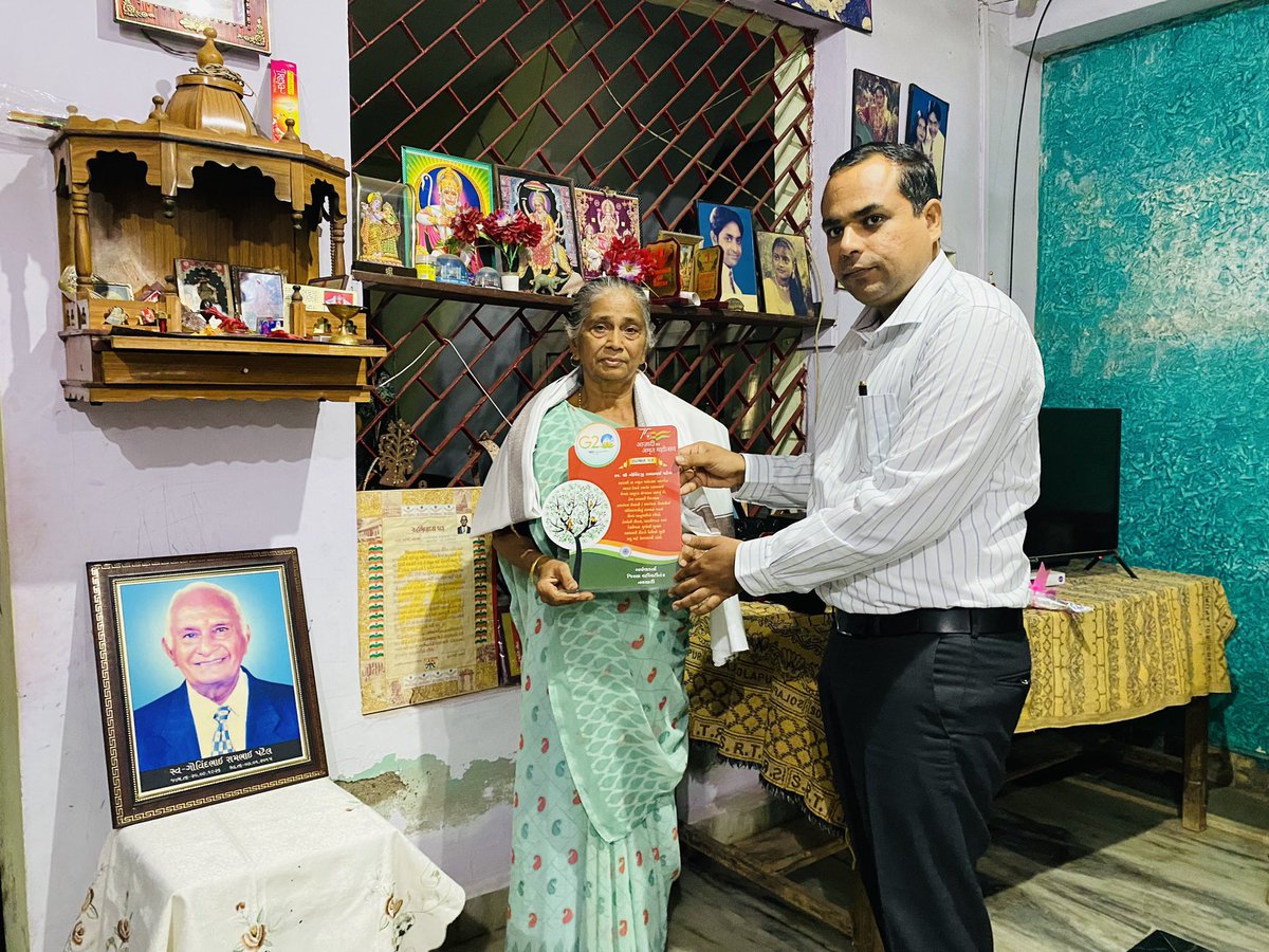 RuralNavsari's tweet photo. આજ રોજ નવસારી જિલ્લાના કલેકટરશ્રી દ્વારા નવસારી તાલુકાના સરપોર ગામના સ્વાતંત્ર્ય સેનાની સ્વ. ગોવિંદભાઇ પટેલના પત્નીને 
 શાલ ઓઢાડી,આઝાદીના પ્રતિક સમા ચરખો અને મોમેન્ટો થી સન્માનિત કર્યા. https://t.co/j9vmxsIdK5