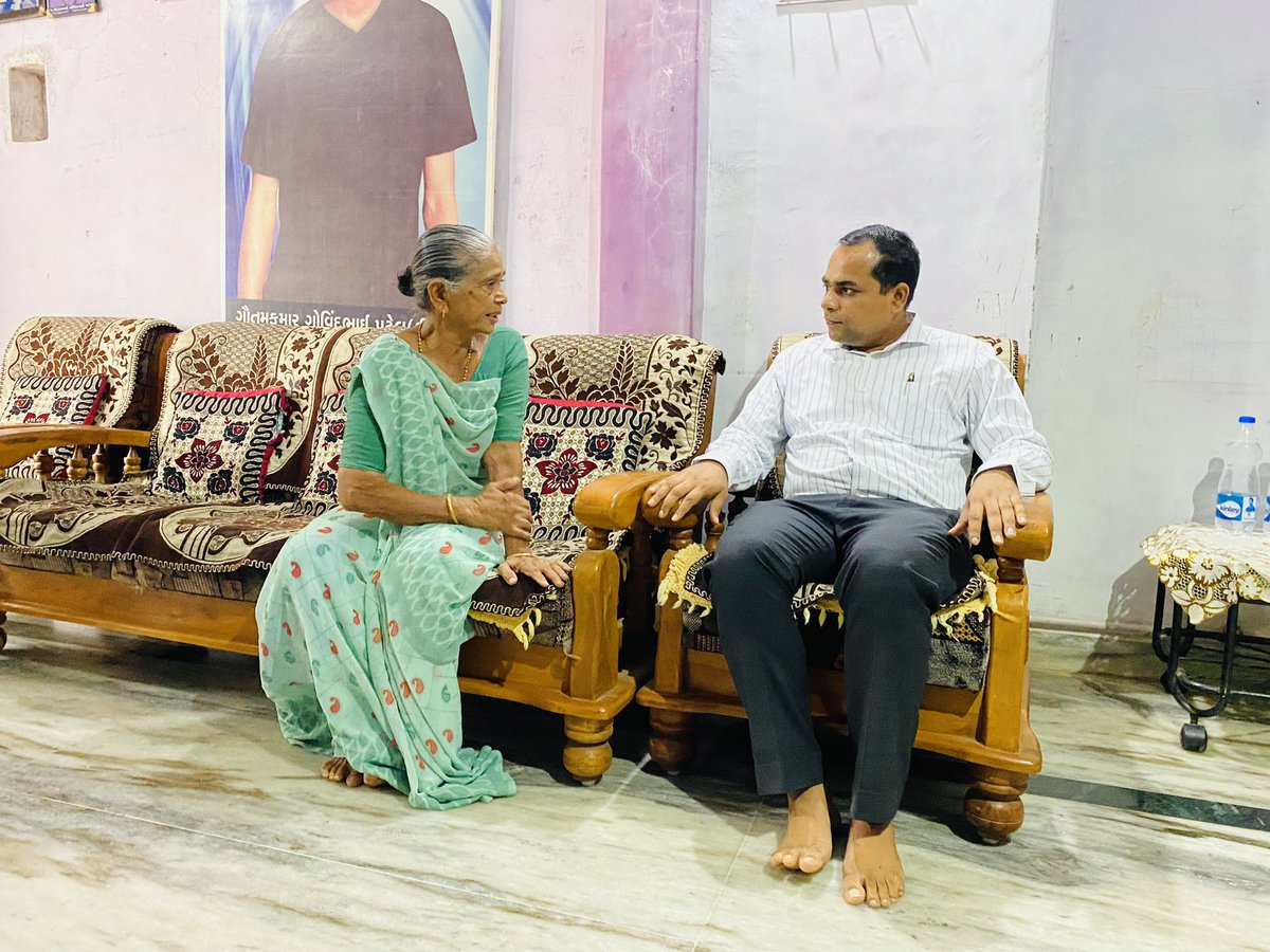 RuralNavsari's tweet photo. આજ રોજ નવસારી જિલ્લાના કલેકટરશ્રી દ્વારા નવસારી તાલુકાના સરપોર ગામના સ્વાતંત્ર્ય સેનાની સ્વ. ગોવિંદભાઇ પટેલના પત્નીને 
 શાલ ઓઢાડી,આઝાદીના પ્રતિક સમા ચરખો અને મોમેન્ટો થી સન્માનિત કર્યા. https://t.co/j9vmxsIdK5