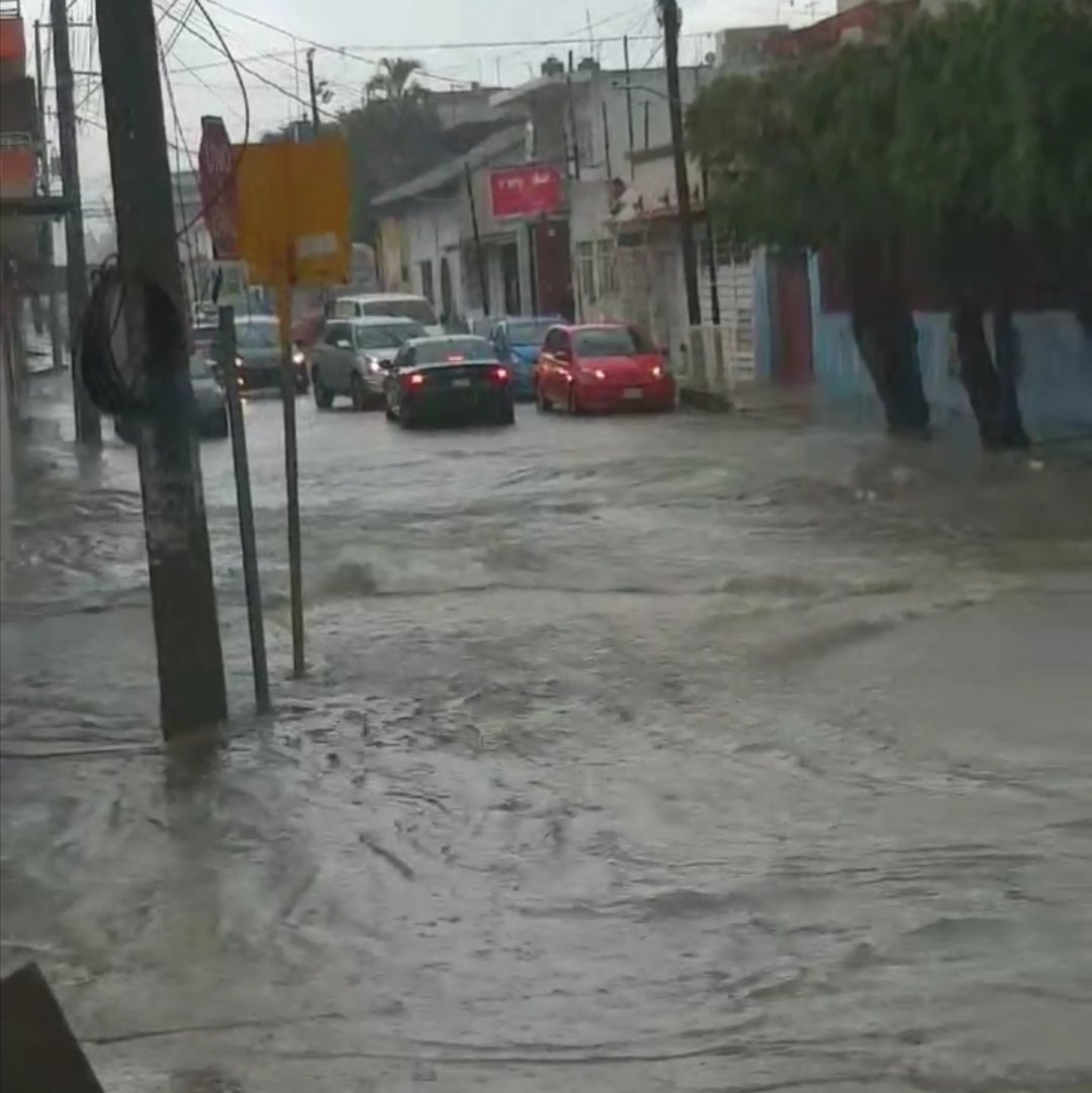 Elcentinelamx1's tweet photo. TUXTLA 

Esta es la conducta correcta. Automovilistas dan la vuelta para no exponerse por calle anegada en la 4a. Sur esquina 6a Poniente de la capital chiapaneca. https://t.co/xRCrM8GGBy