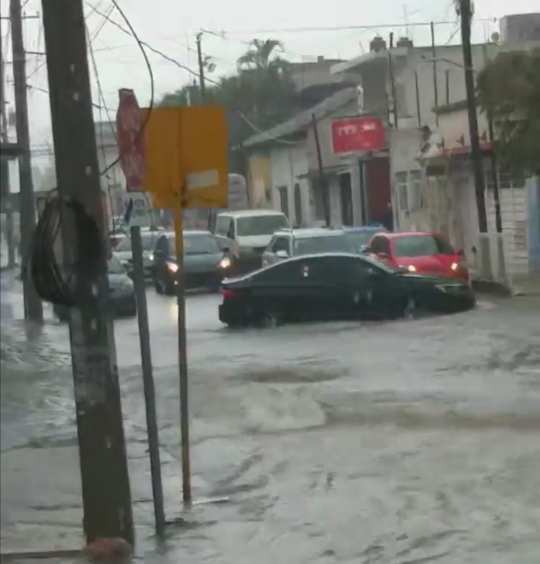 Elcentinelamx1's tweet photo. TUXTLA 

Esta es la conducta correcta. Automovilistas dan la vuelta para no exponerse por calle anegada en la 4a. Sur esquina 6a Poniente de la capital chiapaneca. https://t.co/xRCrM8GGBy