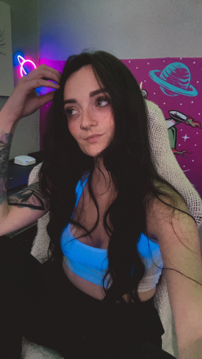 tyftac's tweet photo. The dark hair suits me 😈🖤 https://t.co/NU5vyUwWSr