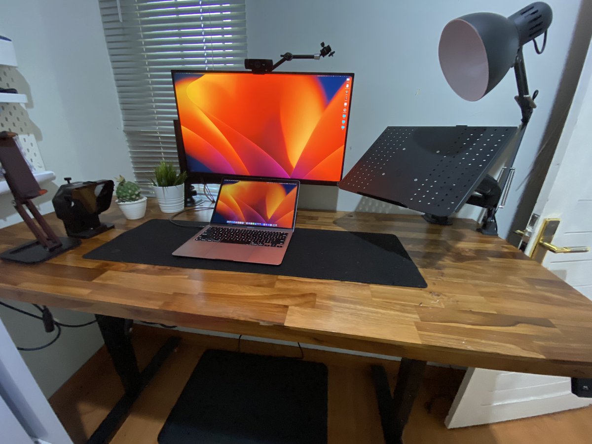 wilihandarwo's tweet photo. Jika saya jual semua yg ada di foto ini (kecuali laptop nya). Ada yg minat?

Meja yg bisa naik turun, kayu solid tebal 4 cm, webcam, lampu ikea, monitor LG usb C, elgato thunderbolt 3 pro dock, mounting laptop, mounting hp, teleprompter, fake plant ikea, pijakan kaki. https://t.co/5p98nO33kY