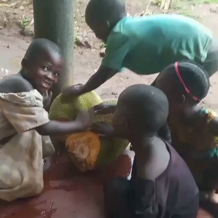 SGagiko's tweet photo. Help the poor kid kid to have food to eat my food friends https://t.co/OdzDs97wEw