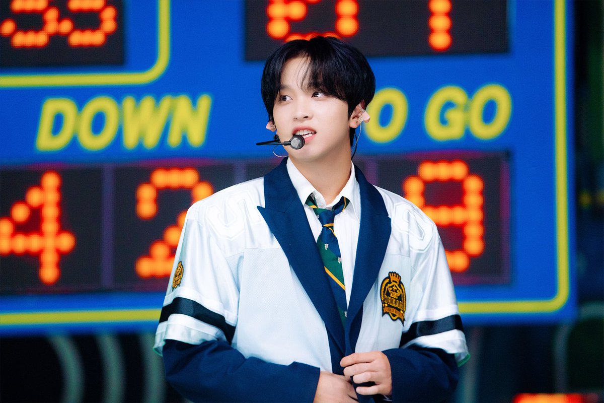 LHCFEED's tweet photo. #haechan inkigayo mission photos 🧡 https://t.co/GEXwerXiZj