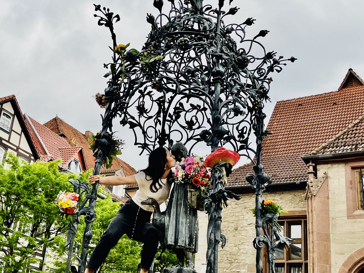 thegoecampus's tweet image. Postdoc Walk: meet tomorrow (Fri 7 July) at 18:30 at the Gaenseliesel in our Markt: goettingen-campus.de/postdoc-event #Wellbeing #Researchers

Here is Dr Dingsu Feng #GCPostdoc celebrating her PhD, as is traditional, by kissing the Gaenseliesel: #LifeInGöttingen #InternationalKissingDay