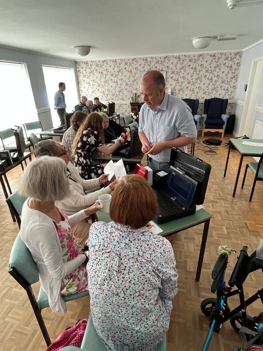 NWPCyberCrime's tweet image. Wythnos diwethaf roeddem draw mewn Diwrnod Agored Digidol a drefnwyd gan Creu Menter/Cartrefi Conwy yn Llandudno

Gwych sgwrsio â chymaint o denantiaid Cartrefi Conwy am Seiberddiogelwch. Fe wnaeth nifer fwynhau cymryd rhan yn ein Stafell Ddihanc Seiber
@CreatingE  @CartrefiConwy