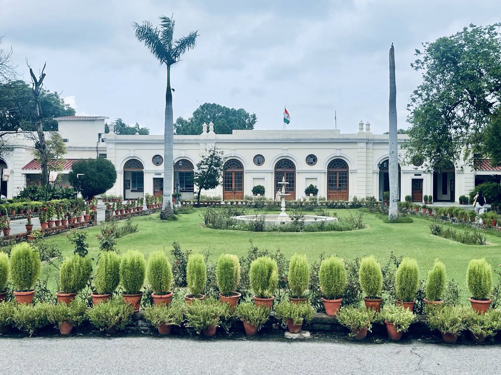 ipcollegedu's tweet photo. Embracing the morning breeze and patriotism at Indraprastha College for Women. 

Proudly waving our flag! 🇮🇳✨ 

#MorningGlory #FlagWaving #IndraprasthaCollege #ipcw https://t.co/IYv2lAHbP9