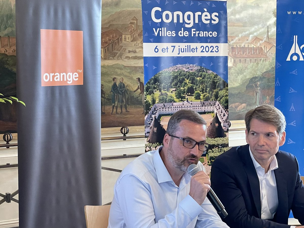OrangeBFC's tweet photo. La #cybersecurité 👾 et le numérique: le thème de la conférence au #congresVDF2023 à @villeducreusot . Stéphane Le Boisselier consultant @OrangeCyberFR aux côtés de @denisthuriot @DavidMarti71200 et de la commissaire Valentine Altmayer . Orange partenaire de @VillesdeFrance https://t.co/Im4CeOJIgJ