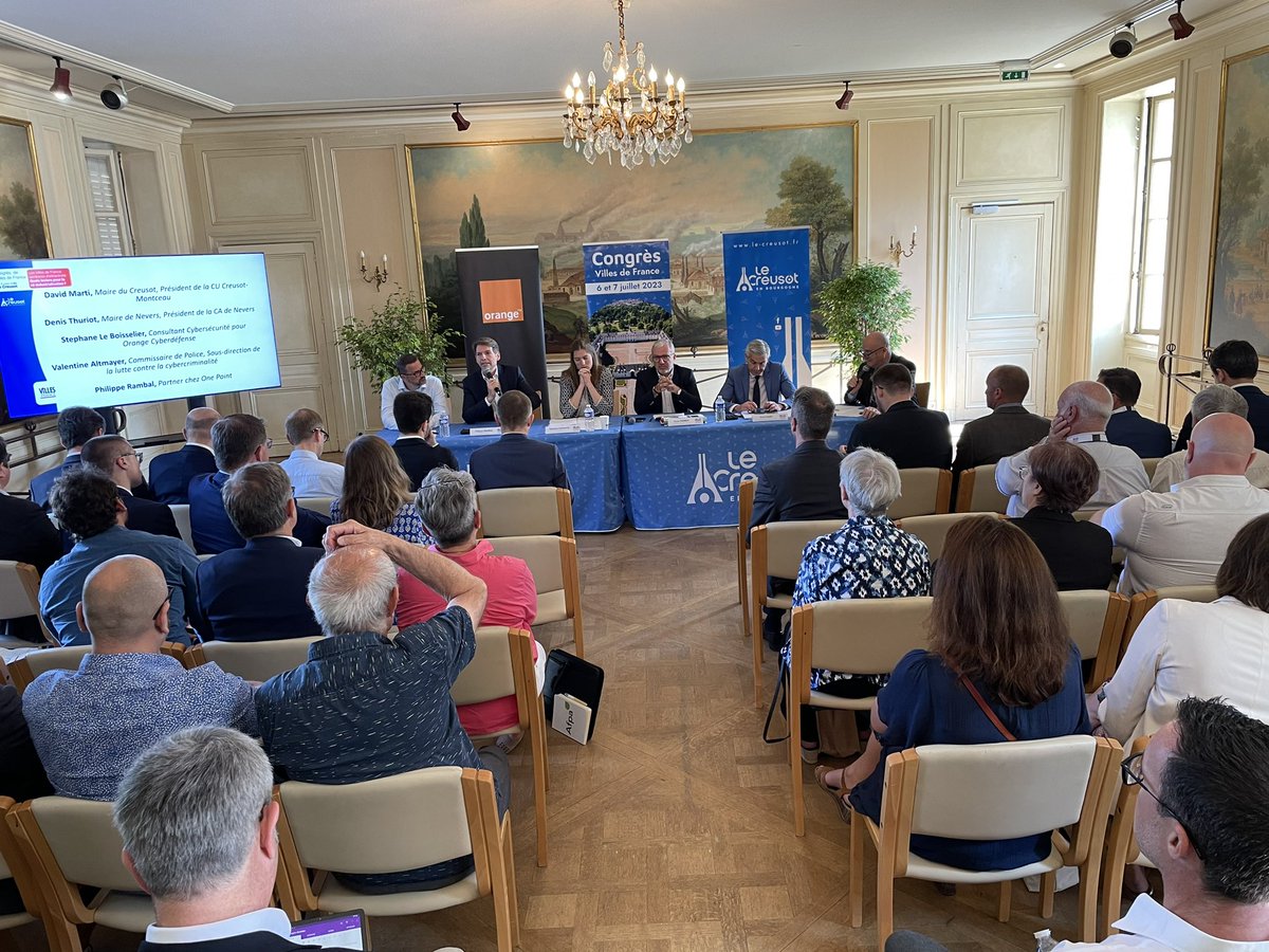OrangeBFC's tweet photo. La #cybersecurité 👾 et le numérique: le thème de la conférence au #congresVDF2023 à @villeducreusot . Stéphane Le Boisselier consultant @OrangeCyberFR aux côtés de @denisthuriot @DavidMarti71200 et de la commissaire Valentine Altmayer . Orange partenaire de @VillesdeFrance https://t.co/Im4CeOJIgJ