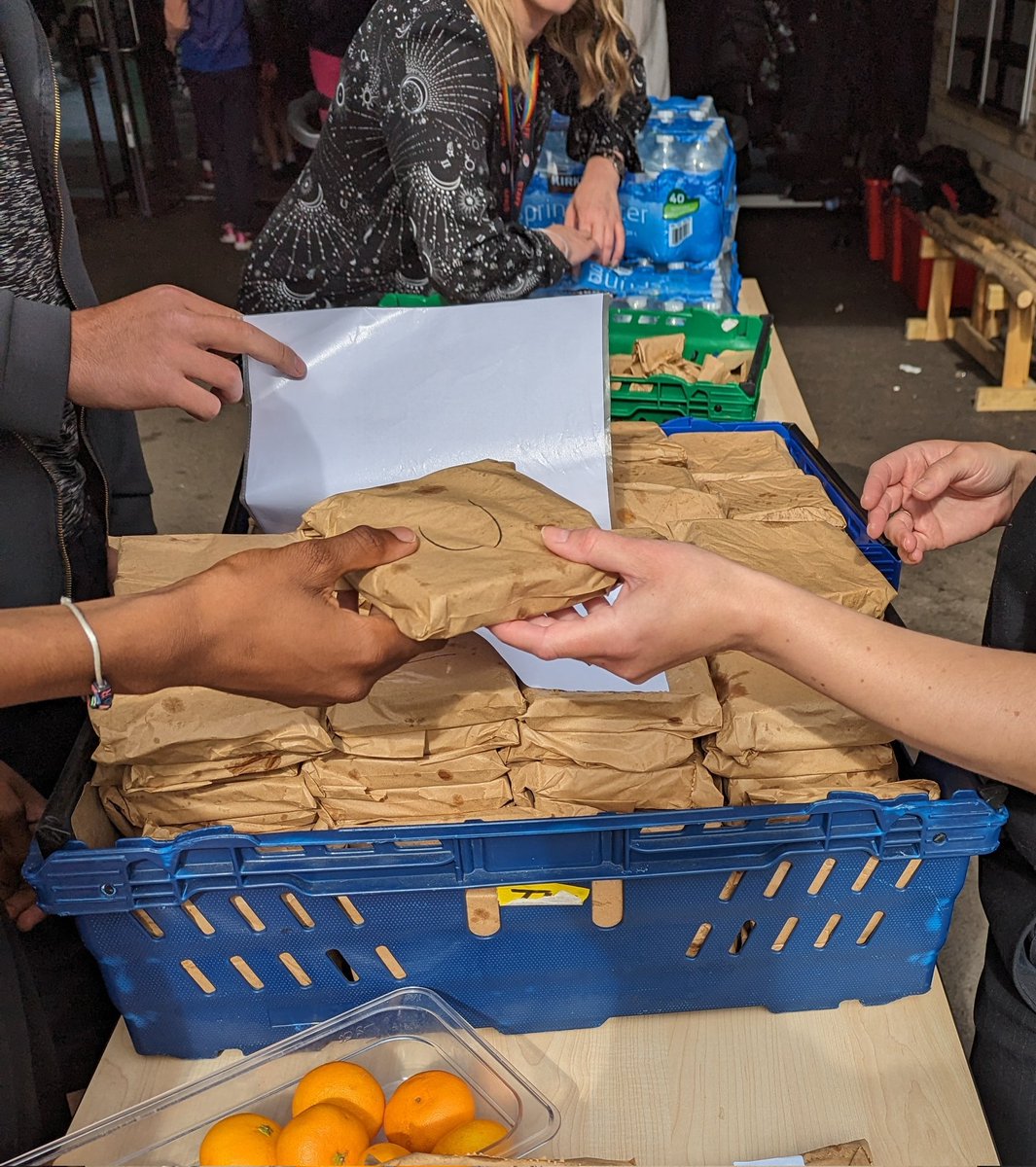 Coaches + packed lunches = Making Memories day 🎉 We look forward to hearing about our pupils' adventures @london_aquarium, @TheLondonEye, paddle boarding @LeeValleyWWC and a tour on @thamesclippers #makingmemories #visitsatsaracenshigh #outsidetheclassroom