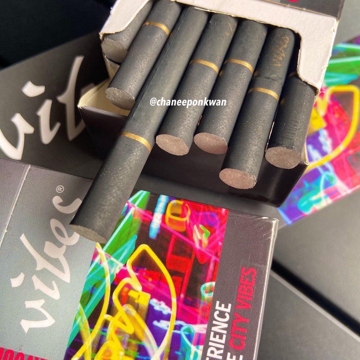 •  Vibes 🍨

📍ที่สุดของสายขนมหอมๆ ต้องตัวนี้เลย มีความหอมวนิลาช็อกโกแลต ชัดมาก ก้นกรองหวาน มวนดำเท่ๆ จุดเด่นคือ‼️ควันหอมออกเป็นกลิ่นวนิลาเลย กลิ่นบุหรี่น้อยมาก ควันหอมจนคนข้างๆคิดว่าสูบพอตไปเลย 😎🍨🦥
 
📍Price: 70 ฿ / Carton 550 ฿ 

#บุหรี่นอก #บุหรี่ต่างประเทศ