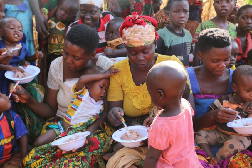 UNICEF_Burundi's tweet photo. We were delighted to welcome @unicefaustralia delegation to 🇧🇮 and show them the impact of #Creatable project at ECOFO #Nyamabuye @RutanaProvince. We also visited #Gitanga where @UNICEF supports malnourished children with community-based care. Thank you for your partnership!🇦🇺🇧🇮 https://t.co/7HS30LyXr4