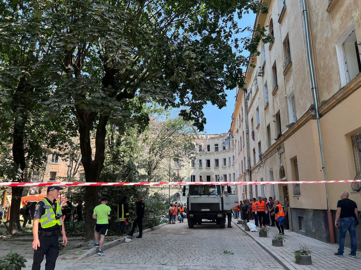 UNICEF_UA's tweet photo. UNICEF mobile teams are on the ground in #Lviv assisting families evacuated from buildings damaged in an attack early this morning. They're providing vital support, including psychosocial support, to affected children and families. https://t.co/hrMx4ID5a5