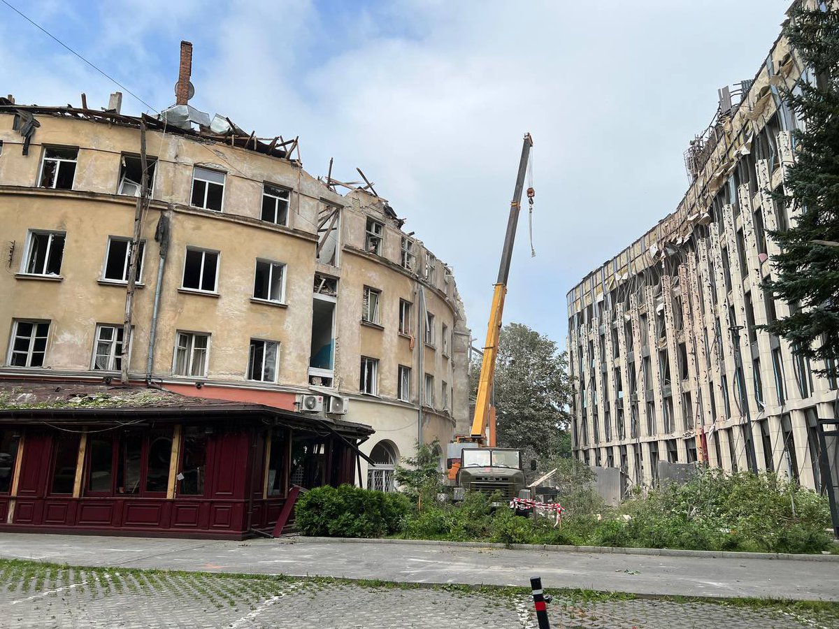 UNICEF_UA's tweet photo. UNICEF mobile teams are on the ground in #Lviv assisting families evacuated from buildings damaged in an attack early this morning. They're providing vital support, including psychosocial support, to affected children and families. https://t.co/hrMx4ID5a5
