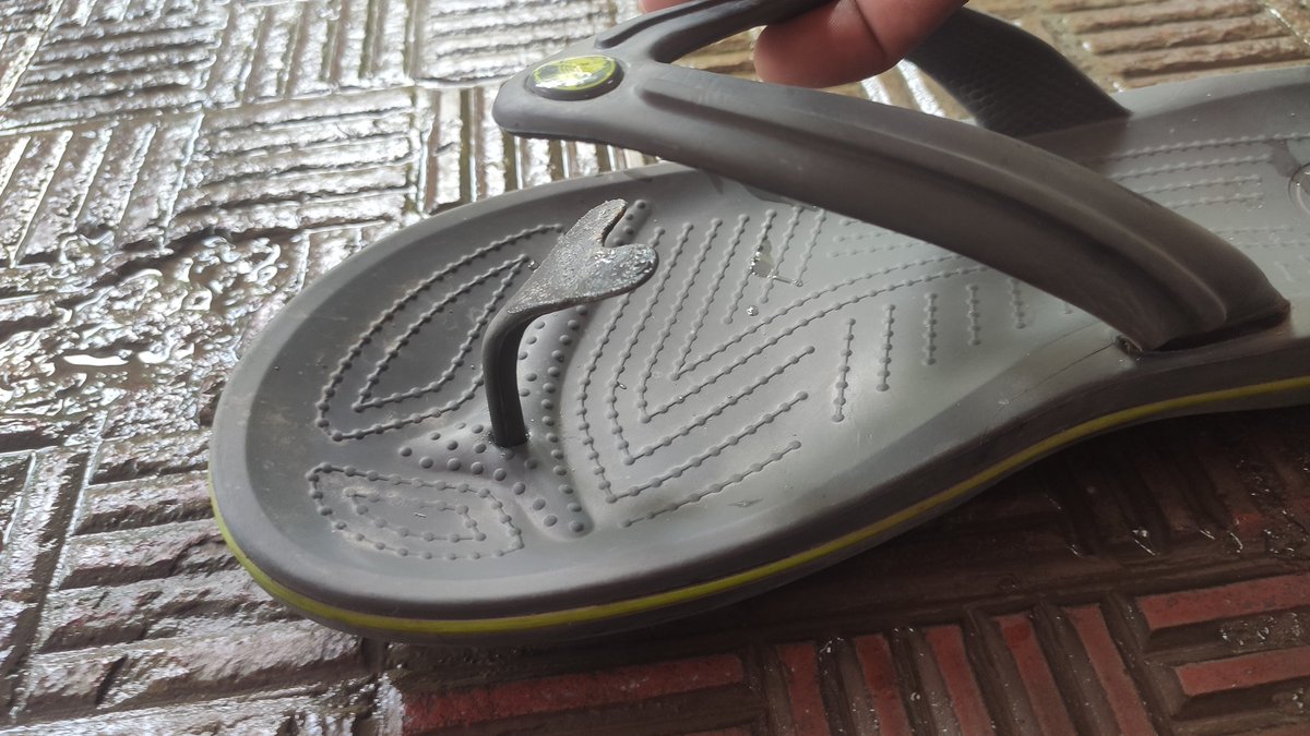 mdtanni's tweet photo. @Crocs 
I have purchased a crocs men's flip flop, through jio mart application, item got delivered on May 29th and after using it for a month it just got damaged and I can't use them , so i request you to replace them with a new pair 

 Here iam attaching the order screenshot https://t.co/UnzxVu0H1m