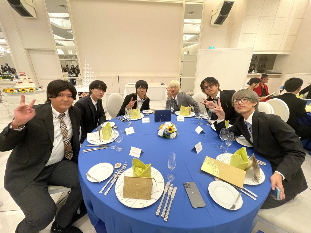 Chasu_enji's tweet photo. へずま君の結婚式💒
なんか変な顔してる https://t.co/rVt8cLFLXS